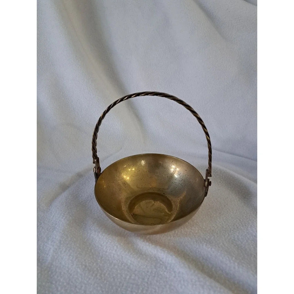 Solid brass candy dish, potpourri bowl, etc. Handcrafted in India Handle folds‎
